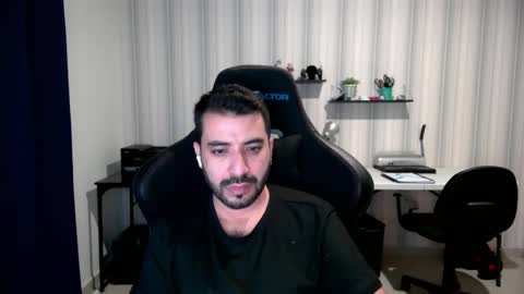 Snapshot of vallartamexi chatting on 10.22.25 Roberto Carlos online show from 10.22.25