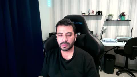 Snapshot of vallartamexi chatting on 11.04.25 Roberto Carlos online show from 11.04.25