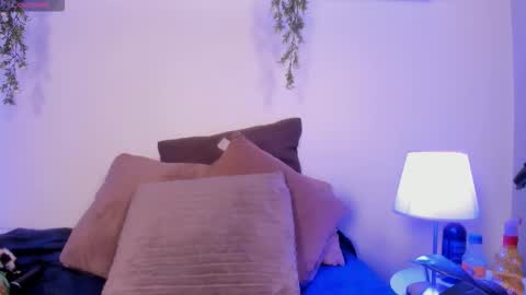 Snapshot of vampgyal chatting on 11.24.25 vamp online show from 11.24.25