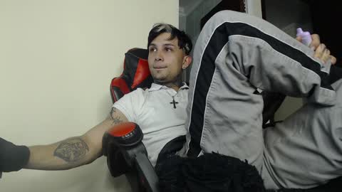 david guzman i model independenthelp me with a thumbs up online show from 01.17.25