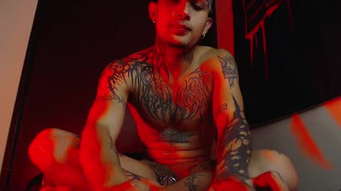 david guzman i model independenthelp me with a thumbs up online show from 01.25.25