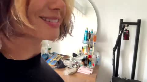 Snapshot of vanandjuani chatting on 05.29.26 vanessa online show from 05.29.26