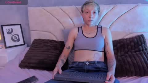 Snapshot of vane_grey chatting on 05.26.26 vane_grey online show from 05.26.26