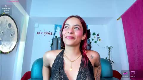 Snapshot of vaneloppe_23 chatting on 05.14.26 vaneloppe_23 online show from 05.14.26