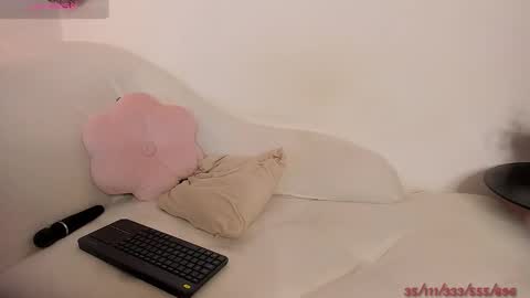 Snapshot of vanessafox__ chatting on 09.15.25 V online show from 09.15.25