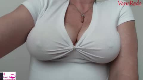 Snapshot of vanessared2 chatting on 02.20.25 Vanesared2 online show from 02.20.25