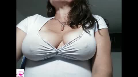 Snapshot of vanessared2 chatting on 11.06.25 Vanesared2 online show from 11.06.25