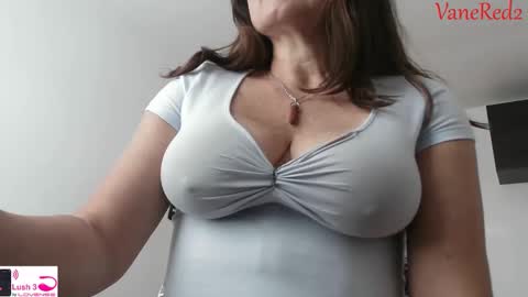 Snapshot of vanessared2 chatting on 11.19.25 Vanesared2 online show from 11.19.25