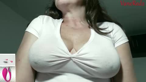 Snapshot of vanessared2 chatting on 12.18.25 Vanesared2 online show from 12.18.25