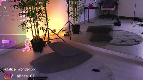 Snapshot of vanessasimon chatting on 03.04.25 Vanessa Simon online show from 03.04.25