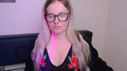 Snapshot of vanillaex_ chatting on 10.09.25 Mia online show from 10.09.25