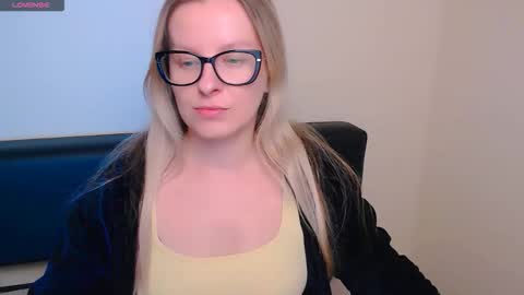 Snapshot of vanillaex_ chatting on 10.13.25 Mia online show from 10.13.25