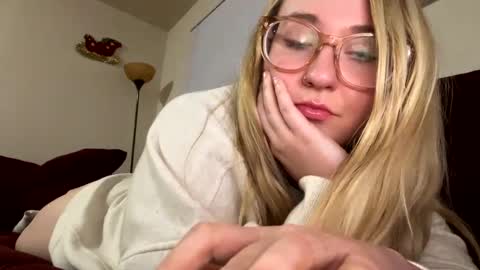 Snapshot of vanillapuddingpie chatting on 12.03.24 vanillapuddingpie online show from 12.03.24