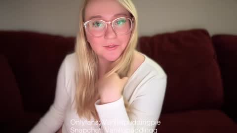 Snapshot of vanillapuddingpie chatting on 12.06.24 vanillapuddingpie online show from 12.06.24