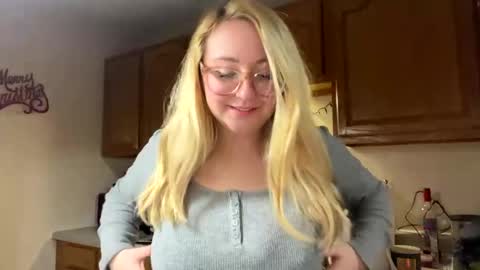 Snapshot of vanillapuddingpie chatting on 12.11.24 vanillapuddingpie online show from 12.11.24