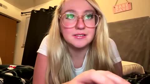 Snapshot of vanillapuddingpie chatting on 01.08.25 vanillapuddingpie online show from 01.08.25