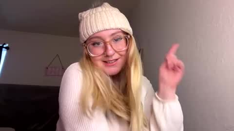 Snapshot of vanillapuddingpie chatting on 01.10.25 vanillapuddingpie online show from 01.10.25