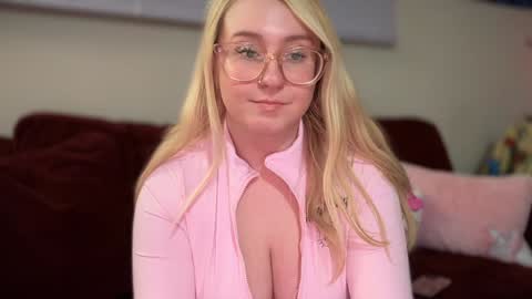 Snapshot of vanillapuddingpie chatting on 02.04.25 vanillapuddingpie online show from 02.04.25