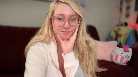 Snapshot of vanillapuddingpie chatting on 02.05.25 vanillapuddingpie online show from 02.05.25