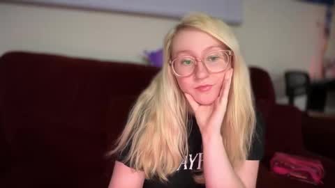 Snapshot of vanillapuddingpie chatting on 02.10.25 vanillapuddingpie online show from 02.10.25