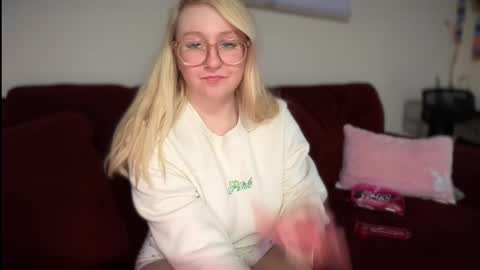 Snapshot of vanillapuddingpie chatting on 03.03.25 vanillapuddingpie online show from 03.03.25