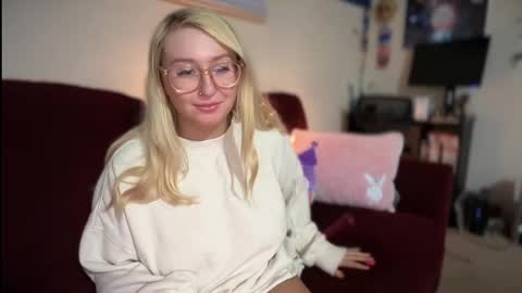 Snapshot of vanillapuddingpie chatting on 03.08.25 vanillapuddingpie online show from 03.08.25