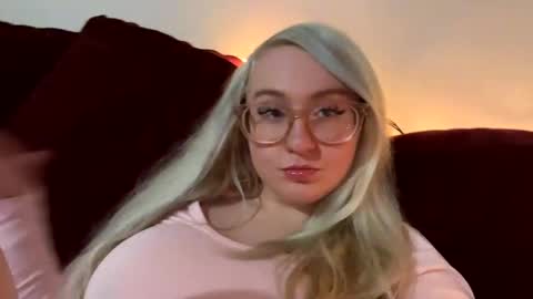 Snapshot of vanillapuddingpie chatting on 11.17.25 vanillapuddingpie online show from 11.17.25