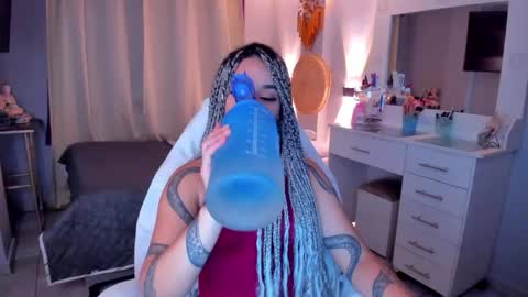 Snapshot of vayolett_bass chatting on 01.15.26 Vayolett Bass online show from 01.15.26