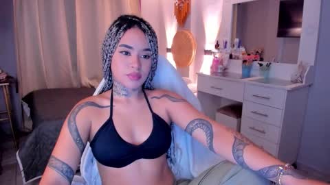 Snapshot of vayolett_bass chatting on 01.16.26 Vayolett Bass online show from 01.16.26