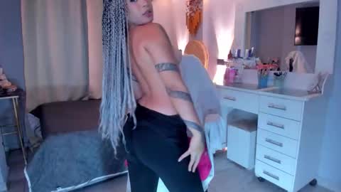 Snapshot of vayolett_bass chatting on 01.17.26 Vayolett Bass online show from 01.17.26