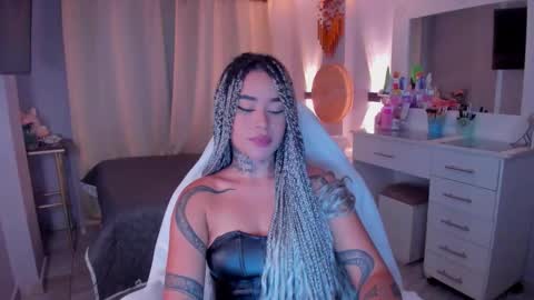 Snapshot of vayolett_bass chatting on 02.02.26 Vayolett Bass online show from 02.02.26