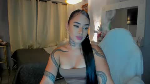 Snapshot of vayolett_bass chatting on 02.10.26 Vayolett Bass online show from 02.10.26