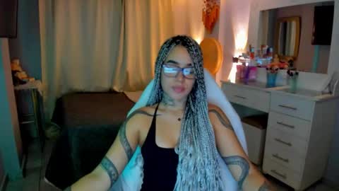 Snapshot of vayolett_bass chatting on 03.25.26 Vayolett Bass online show from 03.25.26