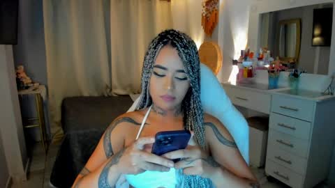 Snapshot of vayolett_bass chatting on 03.31.26 Vayolett Bass online show from 03.31.26