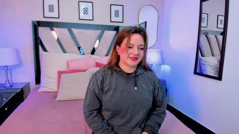 Snapshot of veesimons_dh chatting on 01.04.25 Vee Simons online show from 01.04.25