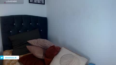 Snapshot of veesimons_dh chatting on 02.04.25 Vee Simons online show from 02.04.25