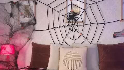 Snapshot of veesimons_dh chatting on 10.31.25 Vee Simons online show from 10.31.25