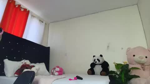 Snapshot of vel_zola chatting on 11.20.25 zola online show from 11.20.25