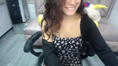 Snapshot of velvet_moon_v chatting on 09.25.25 velvet_moon_v online show from 09.25.25