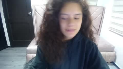 Snapshot of velvet_moon_v chatting on 10.13.25 velvet_moon_v online show from 10.13.25