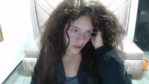 Snapshot of velvet_moon_v chatting on 10.28.25 velvet_moon_v online show from 10.28.25