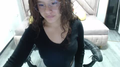 Snapshot of velvet_moon_v chatting on 11.10.25 velvet_moon_v online show from 11.10.25