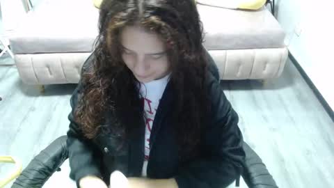 Snapshot of velvet_moon_v chatting on 11.18.25 velvet_moon_v online show from 11.18.25