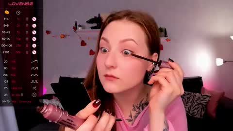 Snapshot of velvetcherry_ chatting on 11.07.25 Mia online show from 11.07.25