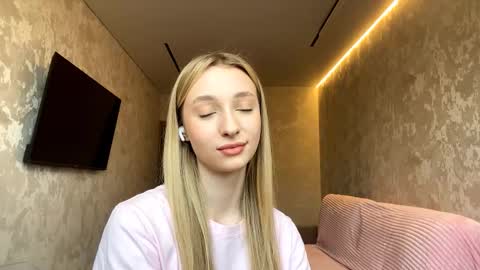 Snapshot of velvethonerkamp chatting on 11.16.25 Nika online show from 11.16.25