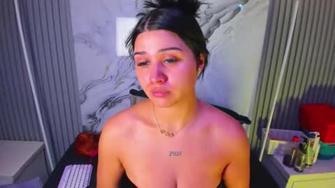Snapshot of venusowen_ chatting on 04.18.26 Venusowen online show from 04.18.26