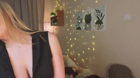 Snapshot of verocat chatting on 11.14.25 Veronica online show from 11.14.25