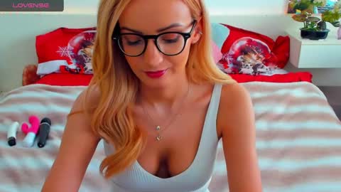 Snapshot of verrasweet4u chatting on 02.19.25 VerraSweet4u online show from 02.19.25