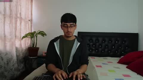 Snapshot of versatileguuy chatting on 10.06.25 versatileguuy online show from 10.06.25