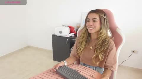 Snapshot of vexira_23 chatting on 04.18.26 Sofa online show from 04.18.26